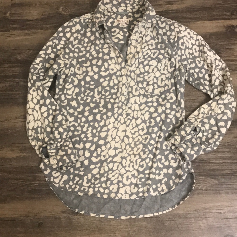 Merona grey and white leopard print top.